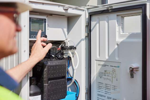 Präzise Phosphatmessung: Ein Mitarbeiter prüft den CA80PH-Analysator von Endress+Hauser, das Herzstück des kontinuierlichen Monitorings in der Kläranlage Colditz.