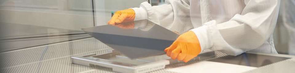 Reinraummontage von Display- und Touchpanel-Komponenten: Die Industrie stellt andere Standards an HMIs als der Consumer-Bereich.