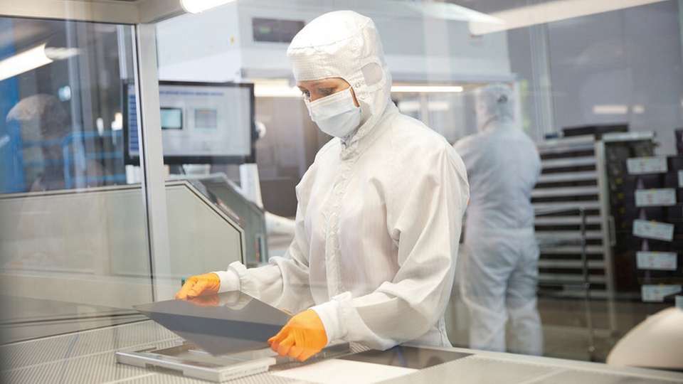 Reinraummontage von Display- und Touchpanel-Komponenten: Die Industrie stellt andere Standards an HMIs als der Consumer-Bereich.