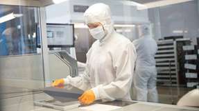 Reinraummontage von Display- und Touchpanel-Komponenten: Die Industrie stellt andere Standards an HMIs als der Consumer-Bereich.