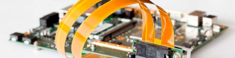 Customer Evaluation Kit mit Steuerelektronik, flexiblen Kabeln und 256×256 Mikrospiegel-Bauelement zur Erprobung präziser Lichtmodulation auf Mikroebene.