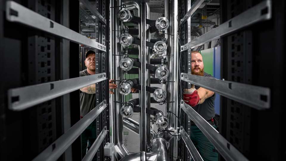 Wie kommt die Kühllösung ins Rechenzentrum? Wie wird sie in den Service eingebunden? Diese Praxisfragen sind hoch relevant für den Einsatz in großer Skalierung.
