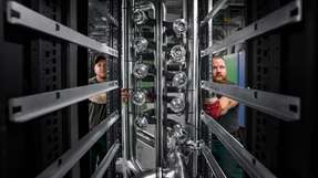 Wie kommt die Kühllösung ins Rechenzentrum? Wie wird sie in den Service eingebunden? Diese Praxisfragen sind hoch relevant für den Einsatz in großer Skalierung.
