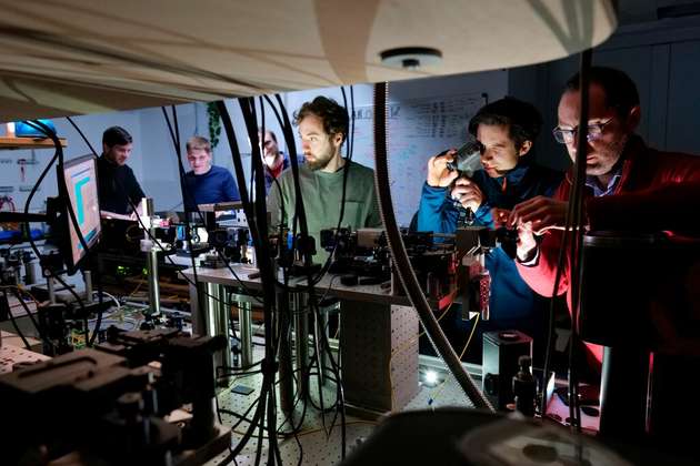 Tobias Bauer (links) und Marlon Schäfer (rechts) von der Universität des Saarlandes und Tim Strobel von der Universität Stuttgart (Mitte) bei der Vorbereitung eines Experimentes mit mobilen Quantenfrequenzkonvertern.