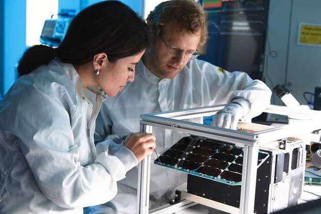 Das Fraunhofer-Institut für Kurzzeitdynamik EMI und das Fraunhofer-Institut für Silicatforschung ISC unterstützen den Automobilzulieferer Brose beim Einstieg ins Raumfahrt- und Satellitengeschäft.