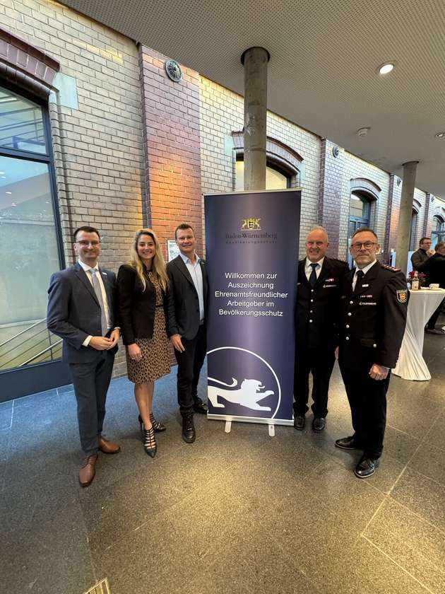 Auch Seelbachs Bürgermeister Michael Moser (links) gratulierte Julabo zur Auszeichnung.