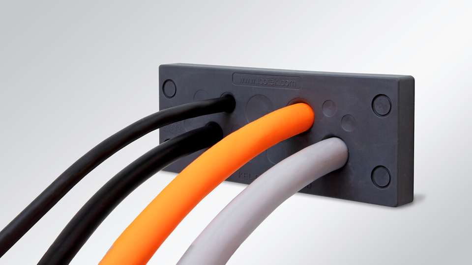 Kabeldurchführungsplatte KEL-DPU-OD für dichte und UV-beständige Leitungsführung in Außen- und Industrieanwendungen.