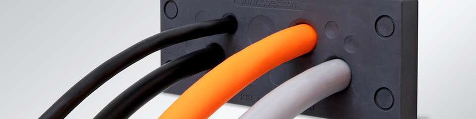 Kabeldurchführungsplatte KEL-DPU-OD für dichte und UV-beständige Leitungsführung in Außen- und Industrieanwendungen.