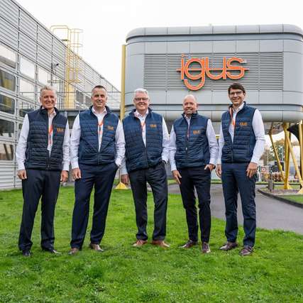 Führungsteam vor dem Unternehmensgebäude: Die neue Struktur verteilt Verantwortlichkeiten neu und stärkt die strategische Weiterentwicklung des Unternehmens.