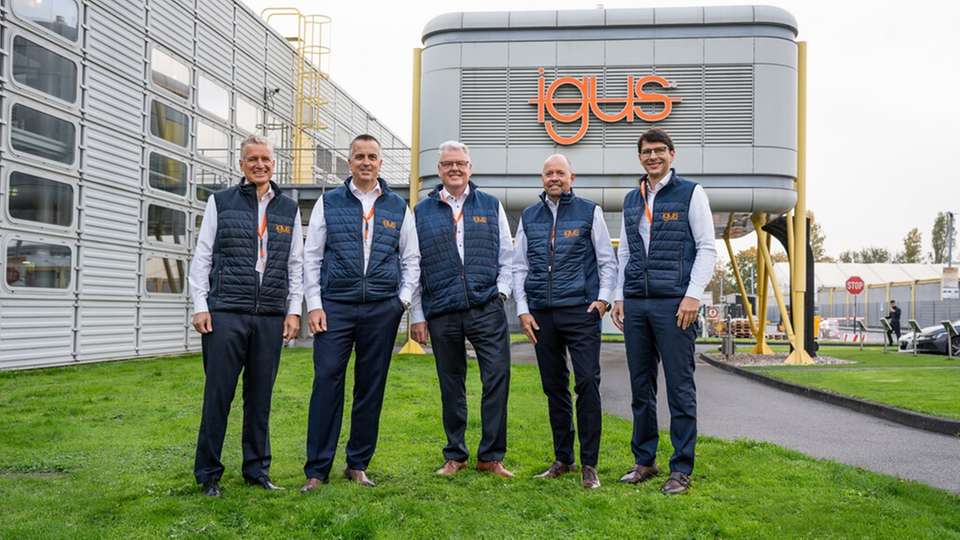 Führungsteam vor dem Unternehmensgebäude: Die neue Struktur verteilt Verantwortlichkeiten neu und stärkt die strategische Weiterentwicklung des Unternehmens.