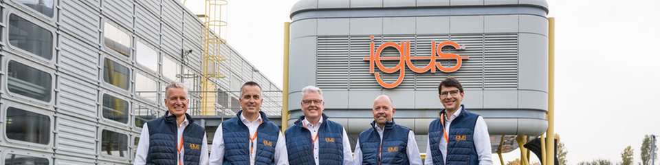 Führungsteam vor dem Unternehmensgebäude: Die neue Struktur verteilt Verantwortlichkeiten neu und stärkt die strategische Weiterentwicklung des Unternehmens.