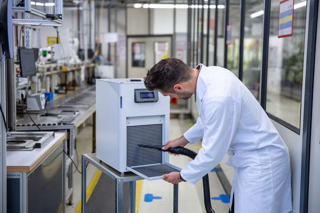 Das werkzeuglos abnehmbares Lüftungsgitter erleichtert eine Reinigung des Verflüssigers.