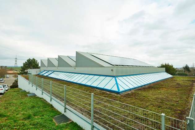 Auf dem Dach der Produktionshalle sorgt die großflächige Photovoltaikanlage für eine nachhaltige Energieversorgung.