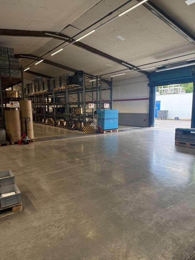 In der Produktionshalle verbessern Fußbodensanierungen, eine zeitgemäße LED-Beleuchtung und die Neuanordnung der Regalsysteme die Arbeitsbedingungen und -abläufe.