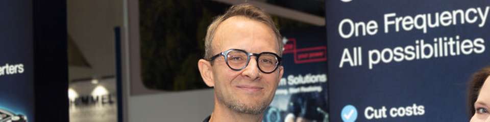 Dirk Fedder, CEO bei Kostal Drives Technology, im Interview mit der roten Couch.