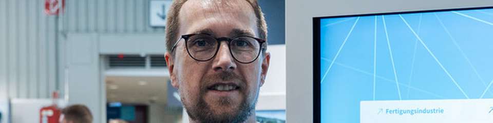 Thomas Hilbig, Senior Director Products and Services bei Janitza, im Interview mit der Roten Couch!