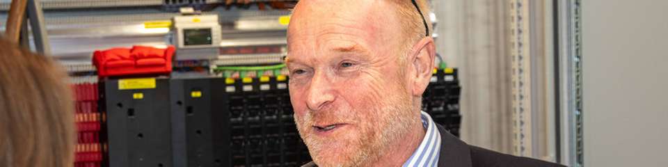 Jörg Kreiling, Head of Product Management Energy & Power Solutions bei Rittal im Interview mit der Roten Couch.