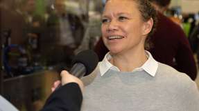 Jessica Bethune, Vice President Industrial & Process Automation DACH bei Schneider, im Interview auf der Roten Couch.