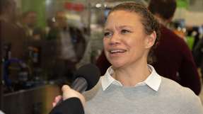 Jessica Bethune, Vice President Industrial & Process Automation DACH bei Schneider, im Interview auf der Roten Couch.