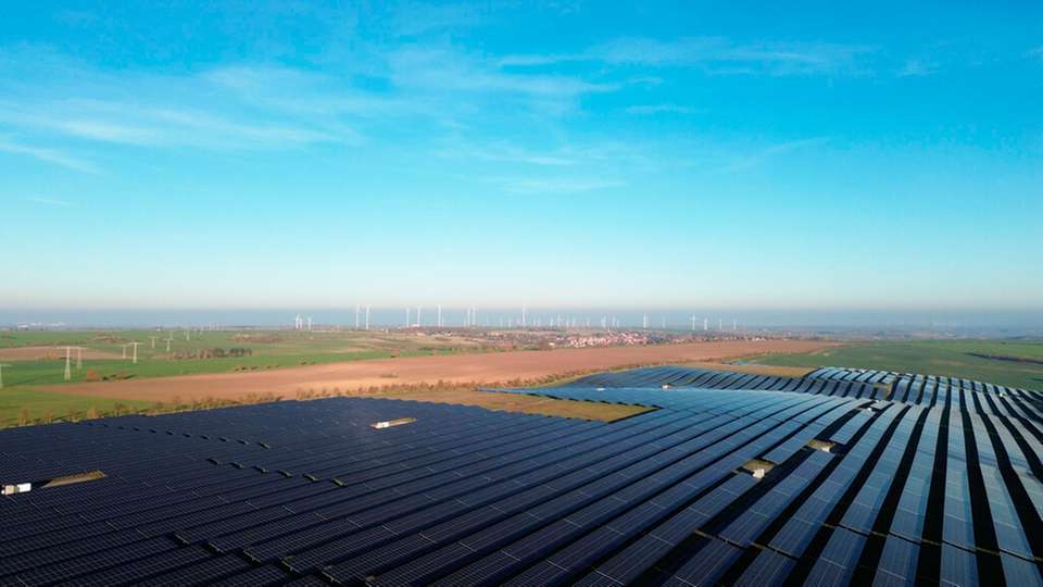 Im Vordergrund ist der Solarpark Gerbstedt zu sehen, im Hintergrund der Windpark Gerbstedt mit Repowering.
