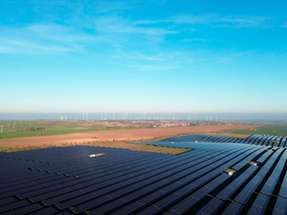 Im Vordergrund ist der Solarpark Gerbstedt zu sehen, im Hintergrund der Windpark Gerbstedt mit Repowering.