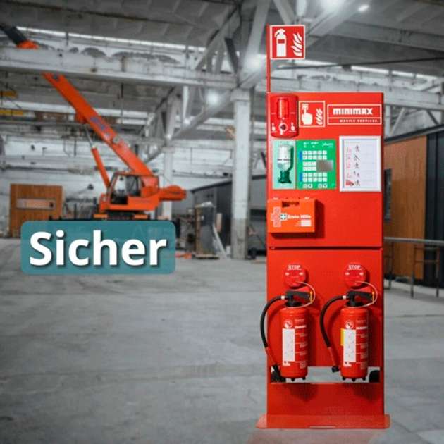 Mobile rote Brandschutzstation mit Feuerlöschern, Erste-Hilfe-Ausrüstung und Brandschutzsymbolen in einer Industriehalle; kompakte Einheit für schnellen, flexiblen Einsatz an temporären Einsatzorten.
