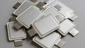 Feststoffbatterien wie diese dienen in Studien dazu, Raumladungsschichten an den inneren Grenzflächen sichtbar zu machen und ihren Einfluss auf den Widerstand beim Laden und Entladen zu untersuchen.