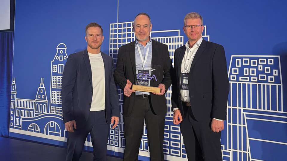 Nahmen den Preis in Amsterdam entgegen (von links): Roman Gaida, CSO, Denis Cougnet, Corporate Key Account Manager, und Markus Bendisch, Director of Corporate Key Account Management.