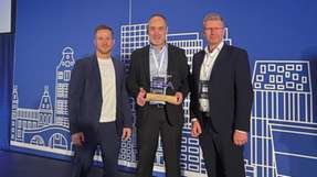 Nahmen den Preis in Amsterdam entgegen (von links): Roman Gaida, CSO, Denis Cougnet, Corporate Key Account Manager, und Markus Bendisch, Director of Corporate Key Account Management.