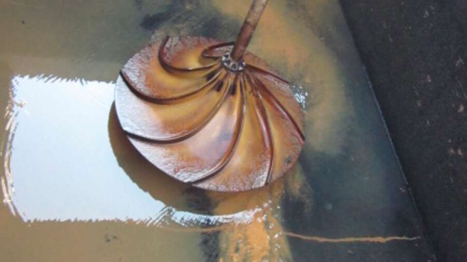 Abgelassenes Becken nach Betrieb eines Hyperboloid-Flockungsrührwerks, mit wenig bis keinen Ablagerungen.