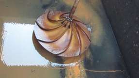 Abgelassenes Becken nach Betrieb eines Hyperboloid-Flockungsrührwerks, mit wenig bis keinen Ablagerungen