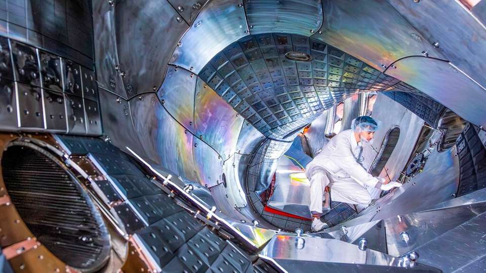 Wartungsarbeiten im Plasmagefäß von Wendelstein 7-X in Greifswald (November 2025)