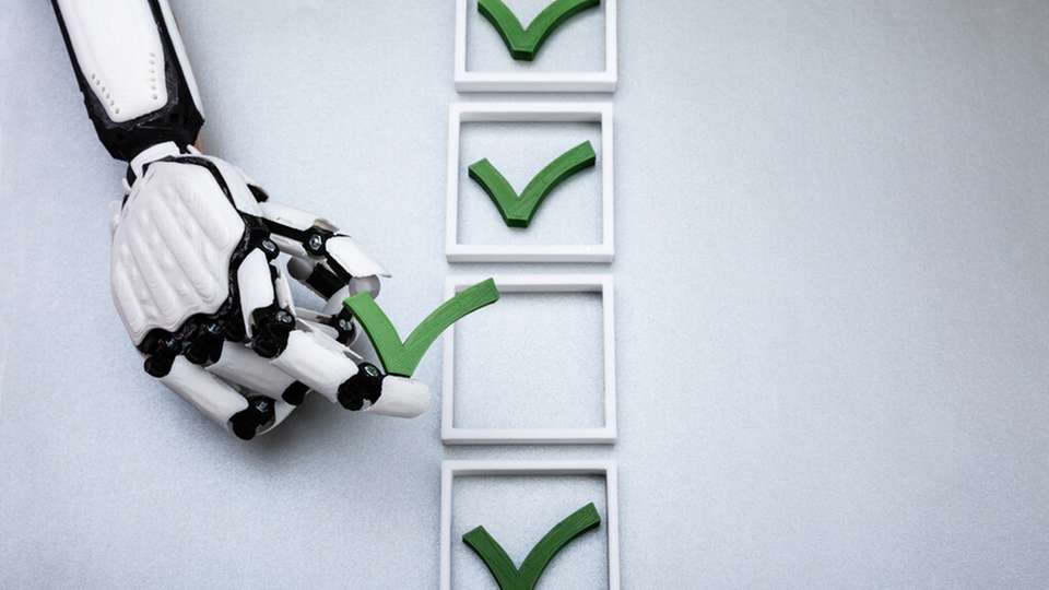 Bisher existierte nur eine einzige Roboterklasse, die von kleinen Roboterarmen bis zu tonnenschweren Industrierobotern alle umfasste. Mit der ISO 10218 wurde eine Auffächerung in kleine und schwere, leistungsstarke Klassen vorgenommen.