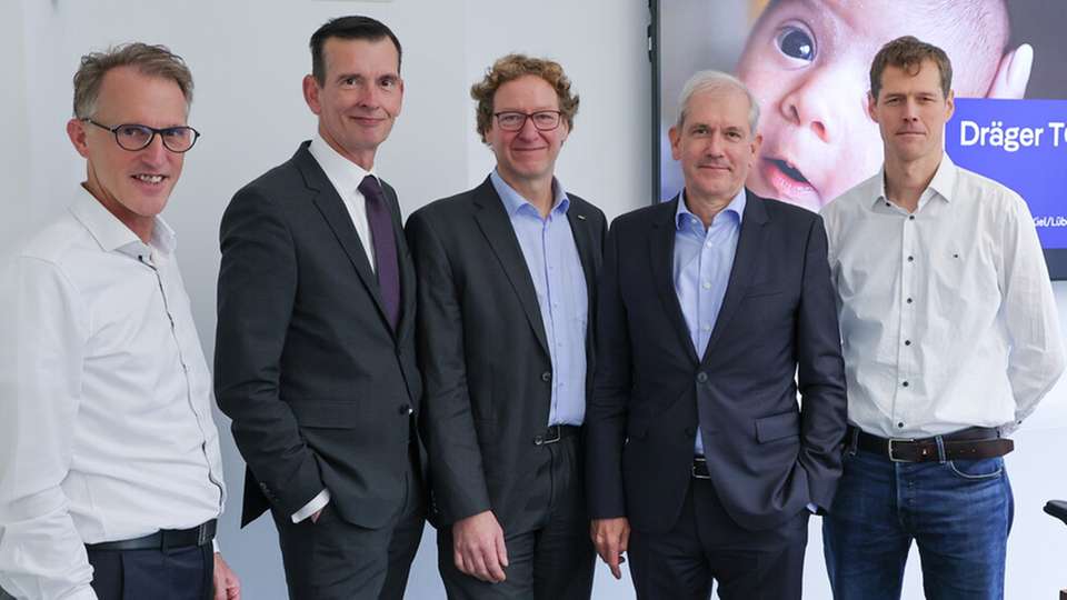 Bei der Unterzeichnung des Servicevertrags (von links): Bernd Richling (Leiter Facilty Management UKSH), Peter Pansegrau (CFO, UKSH), Bernhard Schenk (Geschäftsführer Dräger TGM), Prof. Dr. Dr. Jens Scholz (Vorstandsvorsitzender des UKSH) und Oliver Garbrecht (Regionalleiter Dräger TGM)