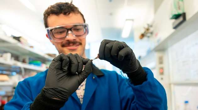 Der Doktorand Sam Marsden arbeitet an der Entwicklung eines neuen Polymers, das so fest wie Polyethylen sein soll, sich aber wie PET recyceln lässt.