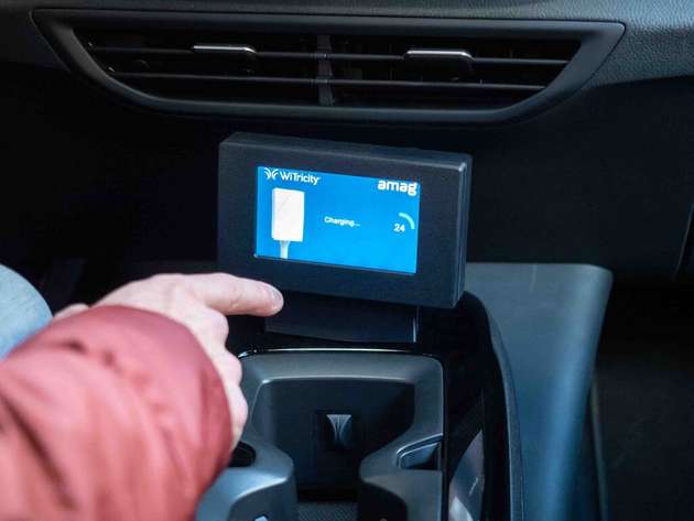 Ein zusätzlicher Bildschirm im Fahrzeug zeigt die optimale Parkposition an; das System prüft zudem automatisch, ob sich Gegenstände oder Lebewesen zwischen den Spulen befinden.