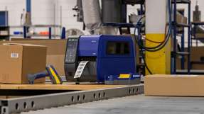 Der i6100-Etikettendrucker kombiniert hohe Druckgeschwindigkeit, robuste Bauweise und Materialvielfalt für zuverlässige Kennzeichnungsprozesse im industriellen Alltag.