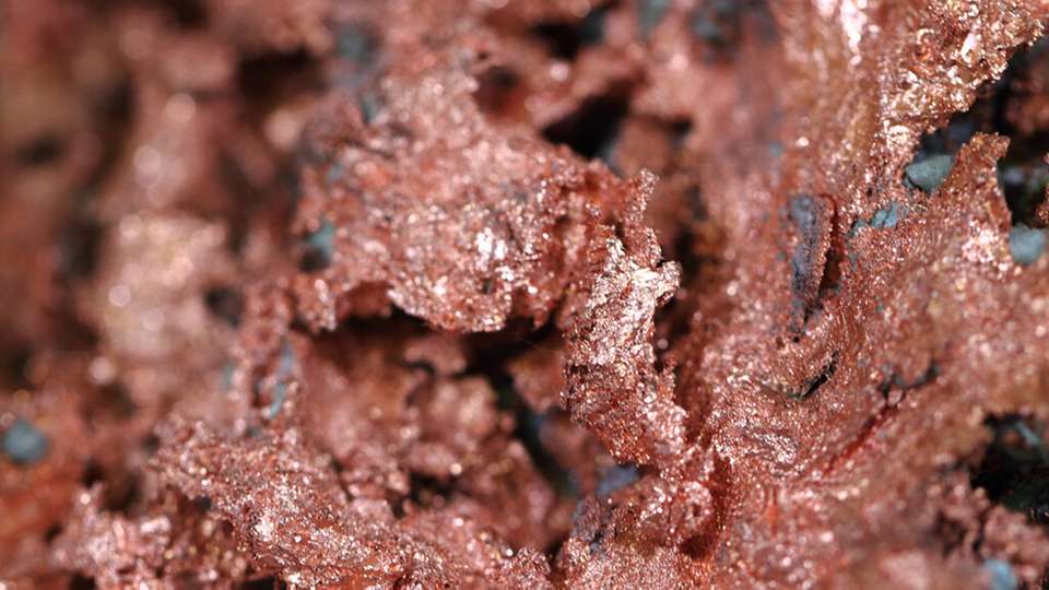 Die neue Methode nutzt Recoil-Chemie, um Cu-63 nach Neutronenbeschuss in Cu-64 umzuwandeln und beide Isotope sauber zu trennen – ein wichtiger Schritt für die medizinische Produktion des radioaktiven Kupferisotops.