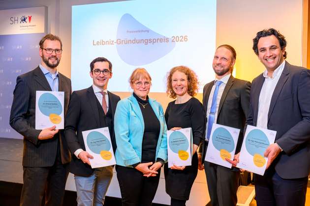 Leibniz-Gründungspreis 2026: Das Gewinnerteam von Sonojet vom Leibniz-Institut für Festkörper- und Werkstoffforschung Dresden: Uhland Weißker, Paul Günther, IFW-Vorständin Juliane Schmidt, Stefanie Hartmann, Andreas Winkler, Mehrzad Roudini (von links).