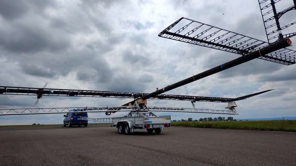Nachdem das Flugzeug aus der Halle gefahren wurde, wurde es erstmalig auf seinem Startwagen an ein Zugfahrzeug angehängt. Im Standfall müssen die Tragflächen ohne aerodynamischen Auftrieb durch die Ausleger des Startwagens gestützt werden, um die ultraleichte Struktur des Flugzeugs nicht zu überlasten.

