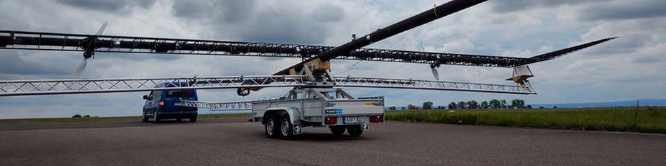 Nachdem das Flugzeug aus der Halle gefahren wurde, wurde es erstmalig auf seinem Startwagen an ein Zugfahrzeug angehängt. Im Standfall müssen die Tragflächen ohne aerodynamischen Auftrieb durch die Ausleger des Startwagens gestützt werden, um die ultraleichte Struktur des Flugzeugs nicht zu überlasten.
