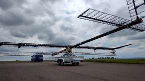 Nachdem das Flugzeug aus der Halle gefahren wurde, wurde es erstmalig auf seinem Startwagen an ein Zugfahrzeug angehängt. Im Standfall müssen die Tragflächen ohne aerodynamischen Auftrieb durch die Ausleger des Startwagens gestützt werden, um die ultraleichte Struktur des Flugzeugs nicht zu überlasten.
