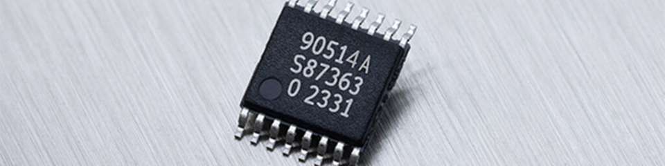 Der MLX90514 arbeitet mit einer Versorgungsspannung von 5 V und eignet sich für zahlreiche Anwendungen, in denen Dreh- und Linearbewegungen zu messen sind.