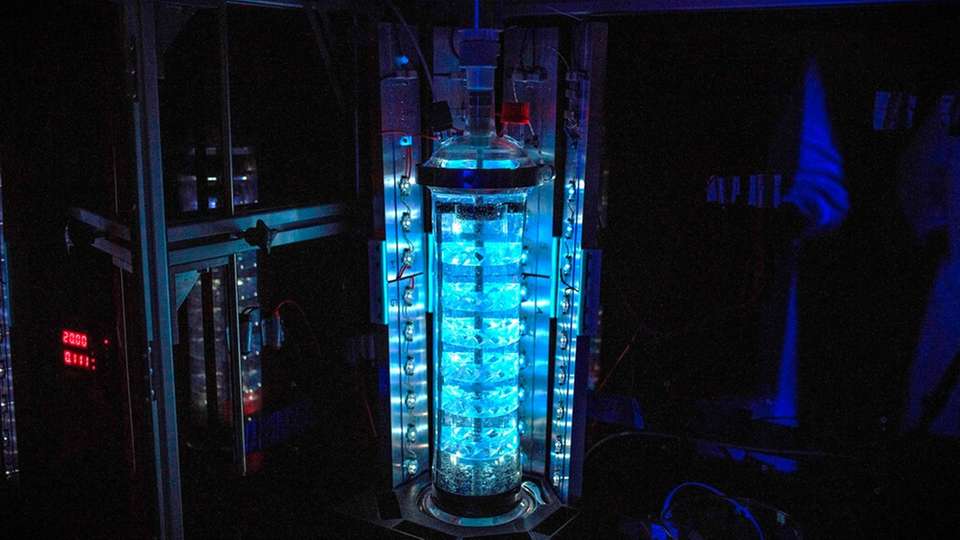 Ein gerührter Schlaufenphotoreaktor mit eingebauten statischen Mischern.