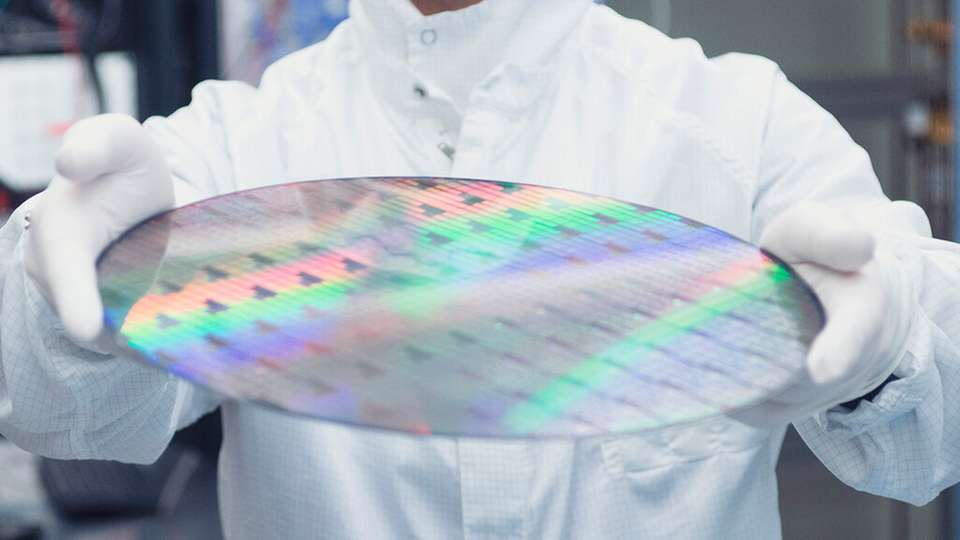 Anton Potočnik kam 2018 als Forscher im Bereich supraleitende Quantentechnologien zu Imec und konzentriert sich auf hochkohärente supraleitende Schaltungen, neuartige Ansätze zur Qubit-Integration und Qubit-Steuerung mit Kryo-CMOS-Elektronik. Bevor er zu imec kam, war er Postdoktorand in der Gruppe von Prof. Andreas Wallraff an der ETH Zürich und arbeitete dort an analogen Quantensimulationen. Er promovierte an der Fakultät für Mathematik und Physik in Ljubljana und am Jožef Stefan Institut, wo er sich mit molekularen Supraleitern im Bereich des Metall-Isolator-Übergangs unter Verwendung von Magnetresonanztechniken befasste.