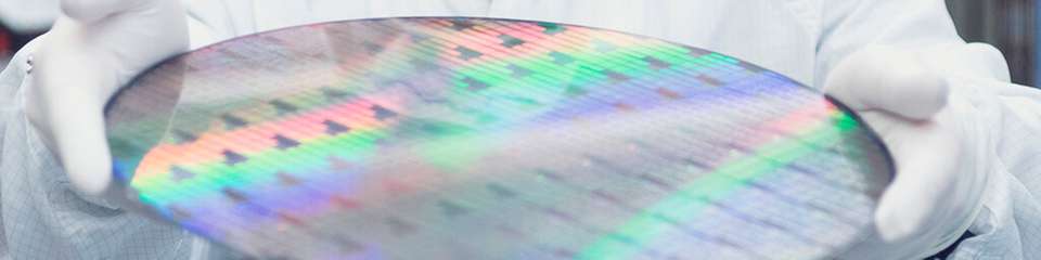 Anton Potočnik kam 2018 als Forscher im Bereich supraleitende Quantentechnologien zu Imec und konzentriert sich auf hochkohärente supraleitende Schaltungen, neuartige Ansätze zur Qubit-Integration und Qubit-Steuerung mit Kryo-CMOS-Elektronik. Bevor er zu imec kam, war er Postdoktorand in der Gruppe von Prof. Andreas Wallraff an der ETH Zürich und arbeitete dort an analogen Quantensimulationen. Er promovierte an der Fakultät für Mathematik und Physik in Ljubljana und am Jožef Stefan Institut, wo er sich mit molekularen Supraleitern im Bereich des Metall-Isolator-Übergangs unter Verwendung von Magnetresonanztechniken befasste.