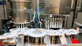 Aufbau der automatisierten Prüfapplikation: Links erfolgt die Inspektion via Machine Vision rechts die Druckkontrolle, also ob die Ampullen korrekt verschlossen sind.