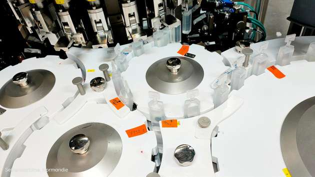 Die Ampullen werden automatisiert dem Inspektionsprozess zugeführt.