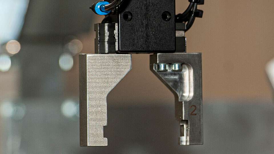 Mit Komponenten von Zimmer konnte Team Automation Berlin eine wirtschaftliche Lösung zur Herstellung von Befestigungselementen für Solarzellen realisieren.