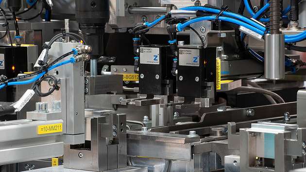 Das gleichzeitige Greifen und Vermessen steigert die Effizienz der Gesamtanlage.